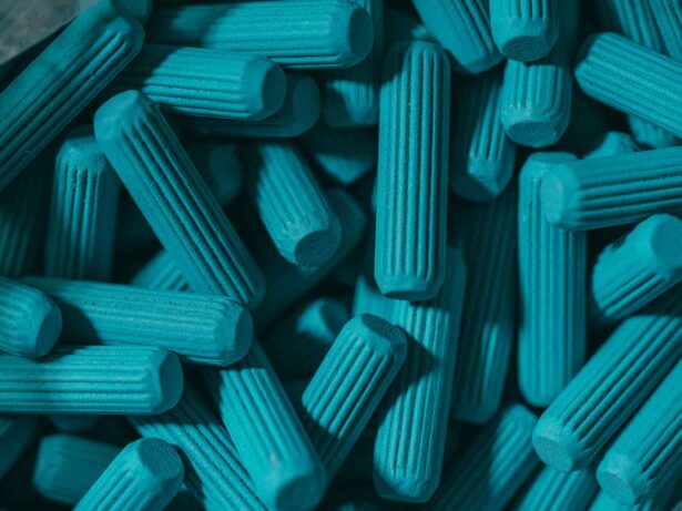 Liimapintainen puutappi